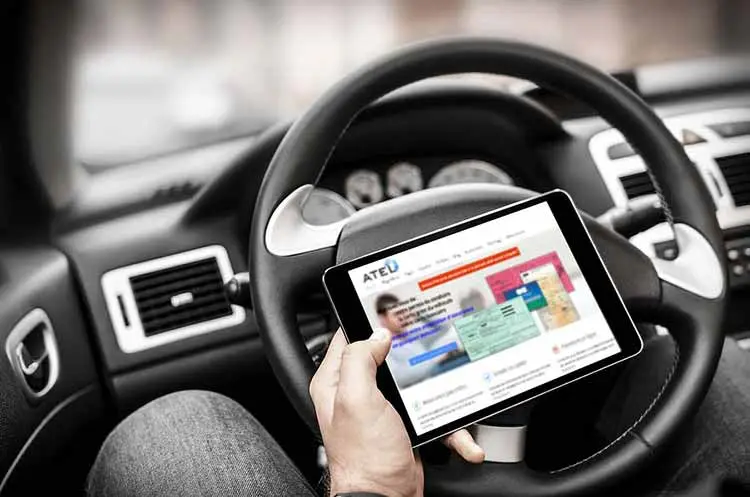 Assurance temporaire sur tablette dans voiture